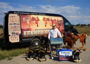 Peter Kenner vor Service Fahrzeug